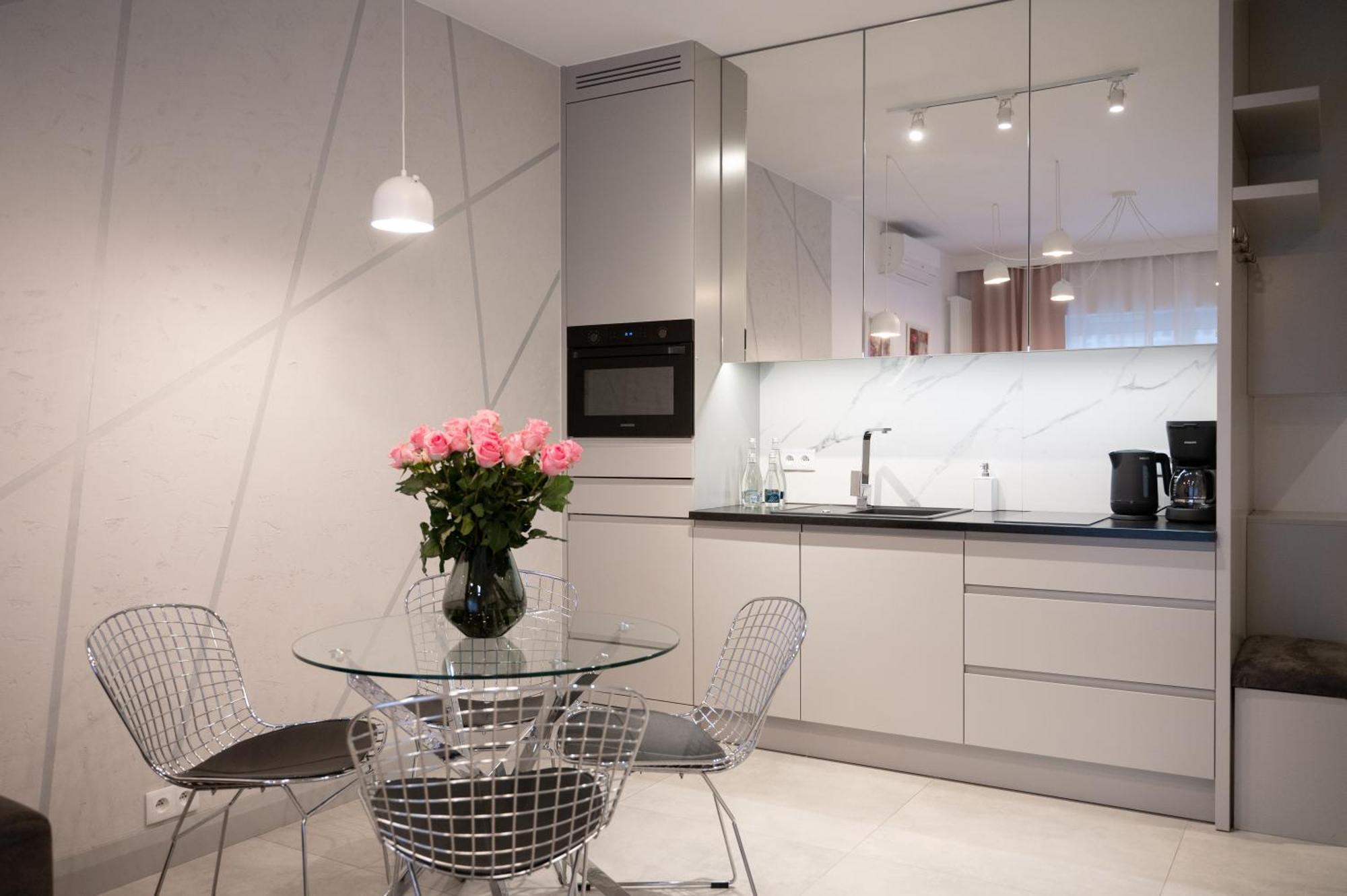 Mennica Residence - Grzybowska 43A Варшава Экстерьер фото